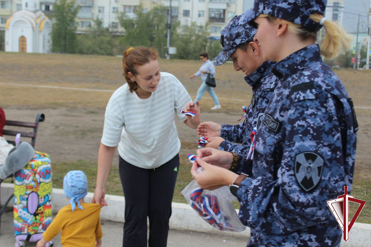 Сотрудники Якутского ОВО провели акцию "Цвета Родины", вручая горожанам символичные ленты 