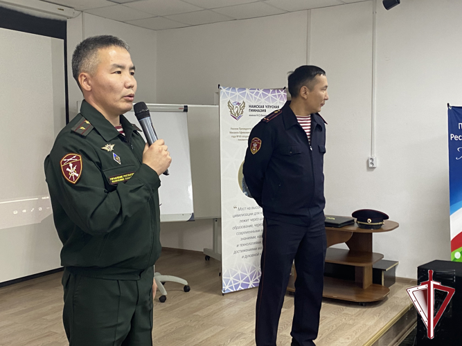 Офицеры Управления и Якутского ОВО провели занятия в учебных заведениях Намского улуса