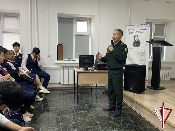Офицеры Управления и Якутского ОВО провели занятия в учебных заведениях Намского улуса