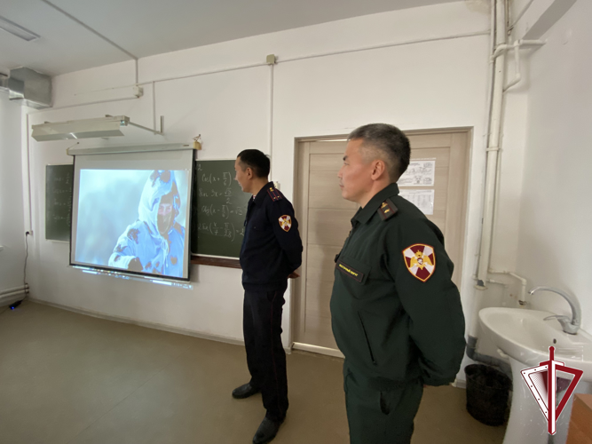Офицеры Управления и Якутского ОВО провели занятия в учебных заведениях Намского улуса