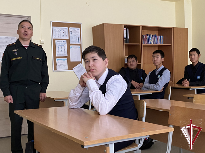 Офицеры Управления и Якутского ОВО провели занятия в учебных заведениях Намского улуса