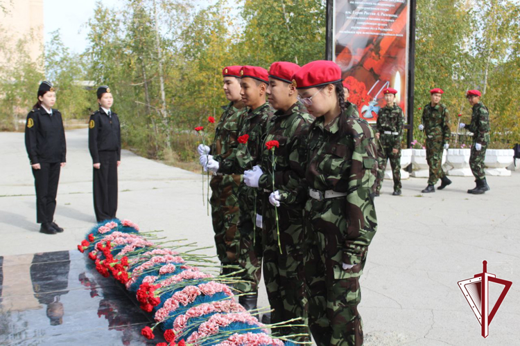 Участники всероссийских соревнований по боевому самбо памяти почтили память Героя России Александра Рыжикова