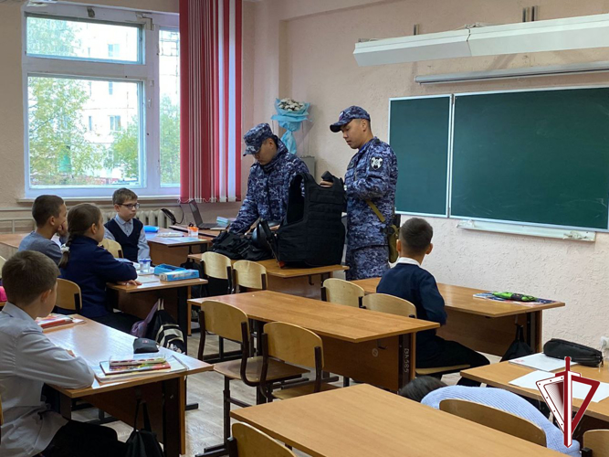 Нерюнгринские школьники примерили на себя роль бойцов групп задержания Росгвардии