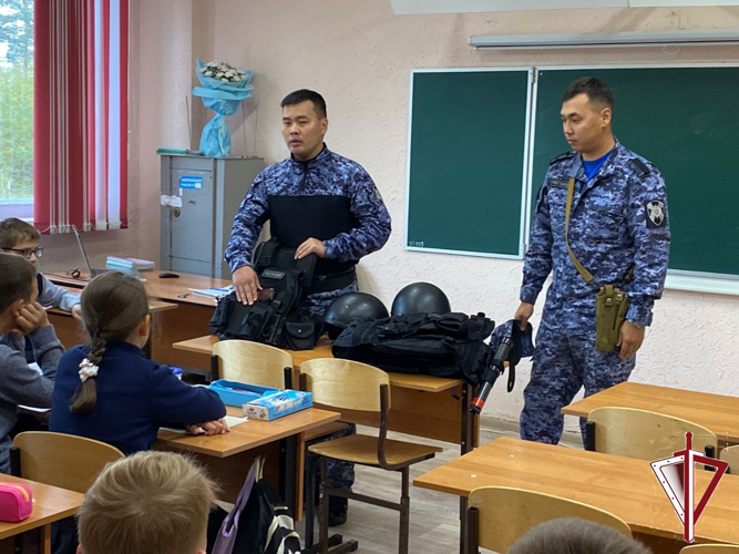 Нерюнгринские школьники примерили на себя роль бойцов групп задержания Росгвардии