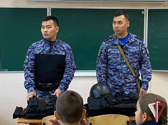 Нерюнгринские школьники примерили на себя роль бойцов групп задержания Росгвардии