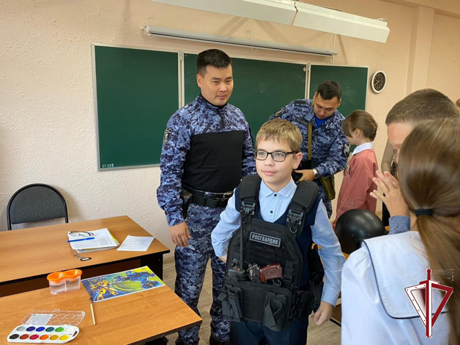 Нерюнгринские школьники примерили на себя роль бойцов групп задержания Росгвардии