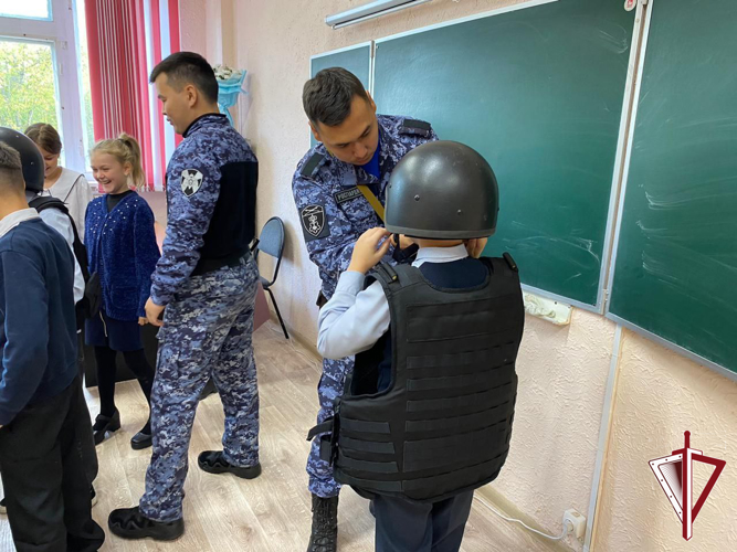 Нерюнгринские школьники примерили на себя роль бойцов групп задержания Росгвардии