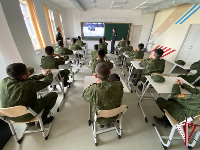 Офицеры Управления провели занятие с курсантами кадетской школы-интерната по поступлению в ВУЗы Росгвардии