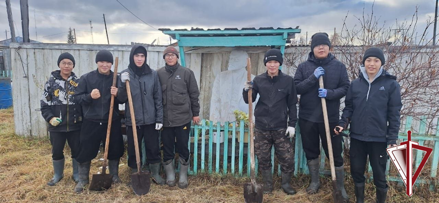 Вилюйские классы Росгвардии провели уборку приусадебного участка ветерана труда в селе Чочун
