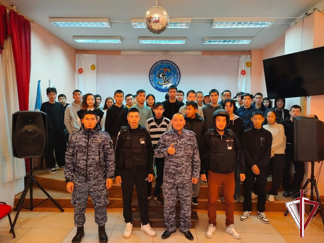 В Сунтарах росгвардейцы провели патриотический урок для студентов колледжа