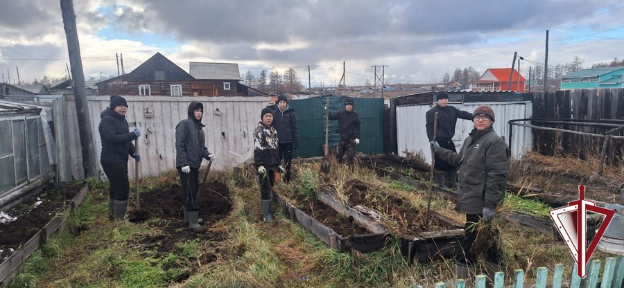 Вилюйские классы Росгвардии провели уборку приусадебного участка ветерана труда в селе Чочун