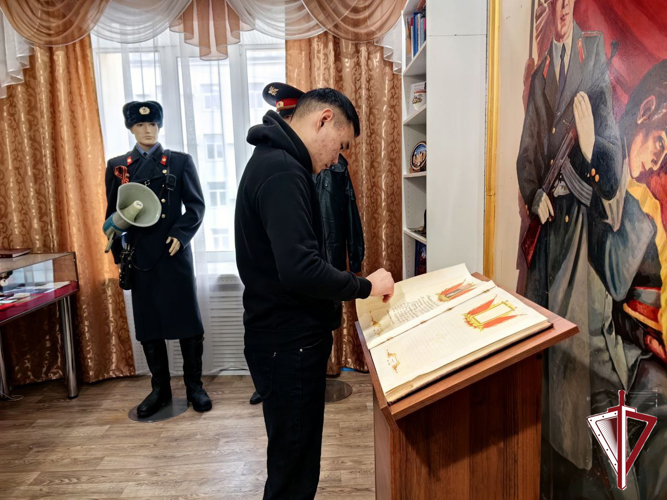 Стажеры ЯОВО посетили музейную комнату вневедомственной охраны 