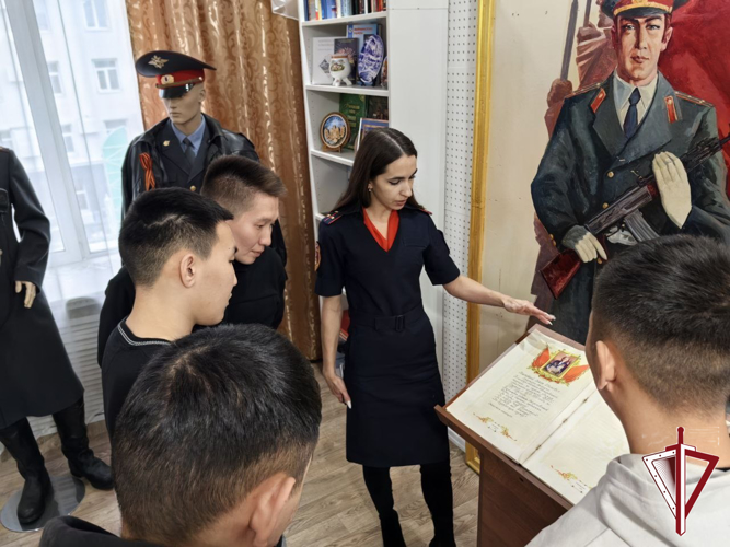 Стажеры ЯОВО посетили музейную комнату вневедомственной охраны 