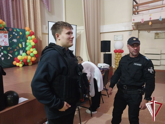 В Нерюнгри сотрудники Росгвардии провели урок мужества для старшеклассников СОШ №13