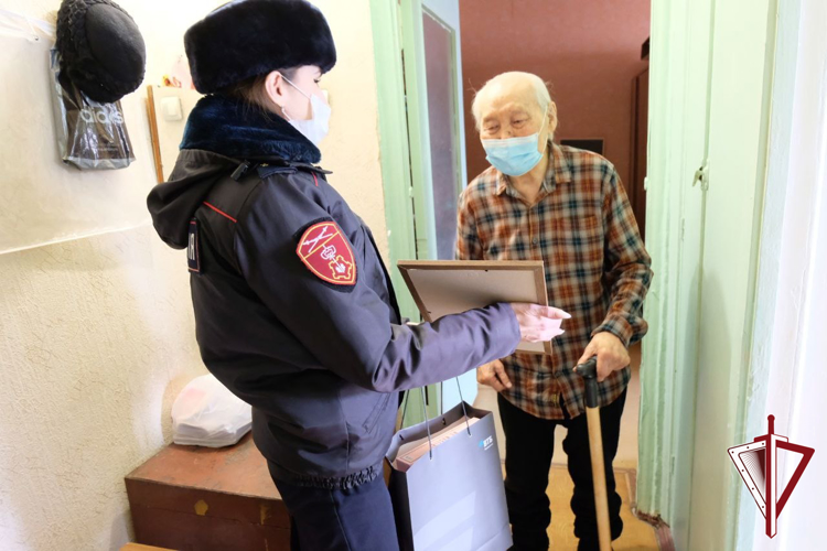 Росгвардейцы поздравили ветеранов с Днем создания вневедомственной охраны 