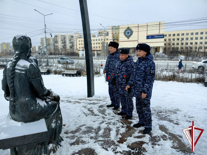 Росгвардейцы возложили цветы к памятнику Семену Дежневу и Абакаяде