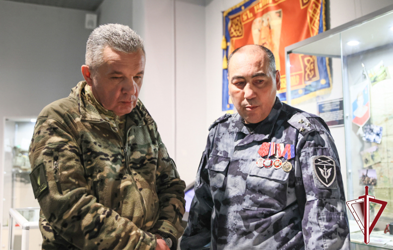 Генерал-лейтенант Роман Греков посетил выставку «ОМОН «БИЗОН» Росгвардии