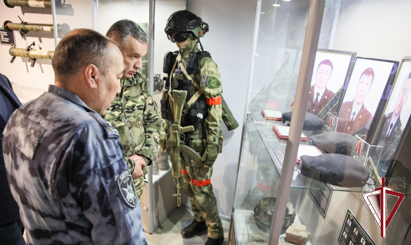 Генерал-лейтенант Роман Греков посетил выставку «ОМОН «БИЗОН» Росгвардии