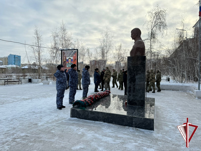 В День памяти погибших сотрудников росгвардейцы возложили цветы в сквере Рыжикова 