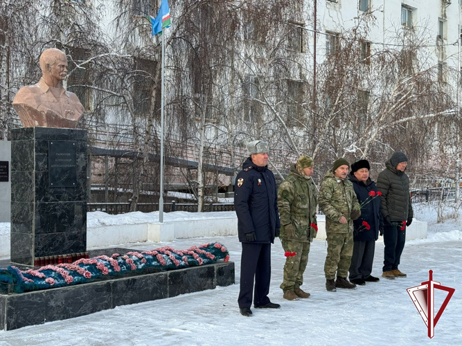 В День памяти погибших сотрудников росгвардейцы возложили цветы в сквере Рыжикова 