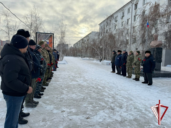 В День памяти погибших сотрудников росгвардейцы возложили цветы в сквере Рыжикова 