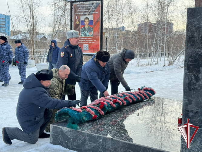 В День памяти погибших сотрудников росгвардейцы возложили цветы в сквере Рыжикова 