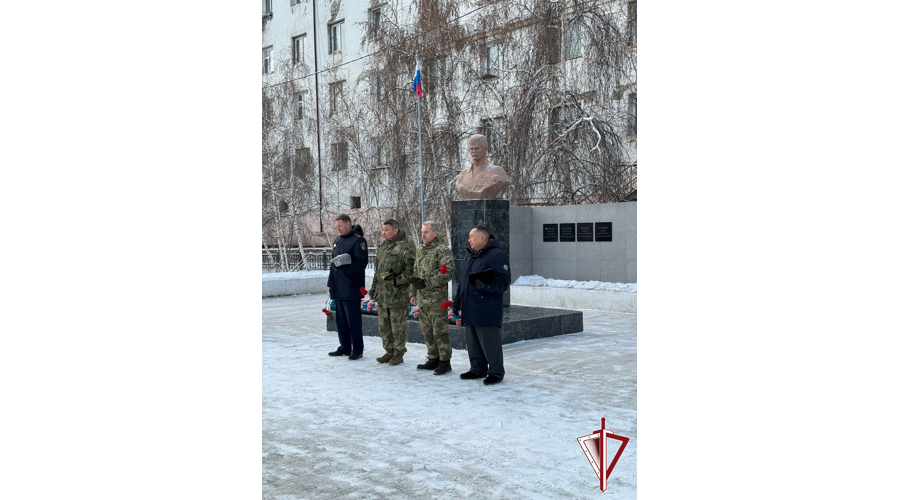 В День памяти погибших сотрудников росгвардейцы возложили цветы в сквере Рыжикова 