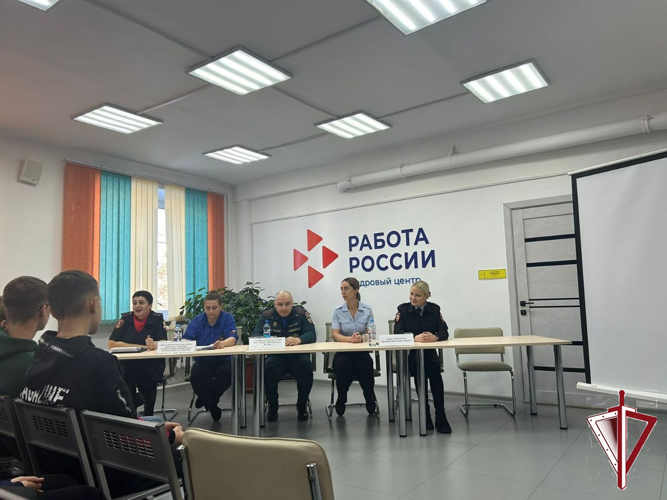В Нерюнгри росгвардейцы рассказали о героических профессиях школьникам   
