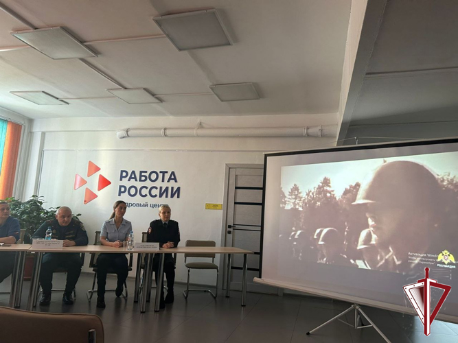 В Нерюнгри росгвардейцы рассказали о героических профессиях школьникам   