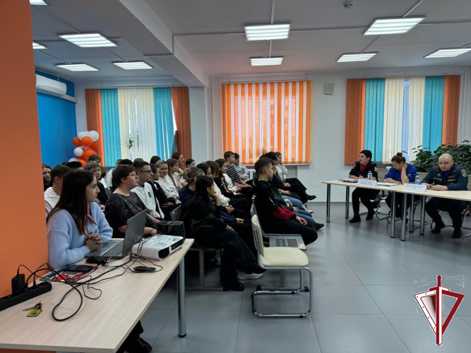 В Нерюнгри росгвардейцы рассказали о героических профессиях школьникам   