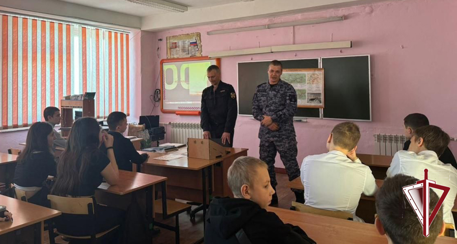 В Чульмане в День воинской присяги росгвардейцы рассказали школьникам о патриотизме   