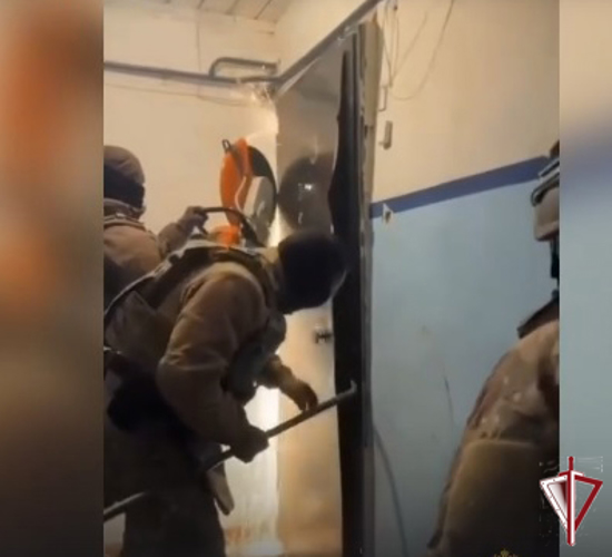 При поддержке СОБР Росгвардии в Якутске задержаны организаторы наркопритона 