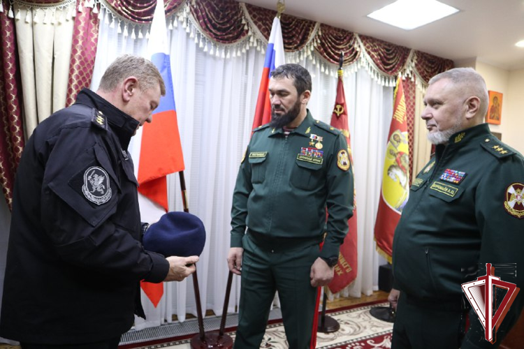 В Росгвардии вручили темно-синий берет и знак спецназа Герою России генерал-майору Магомеду Даудову
