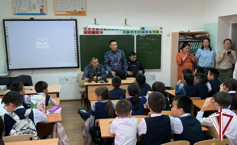 В Чурапчинской школе прошел урок мужества о службе в Росгвардии