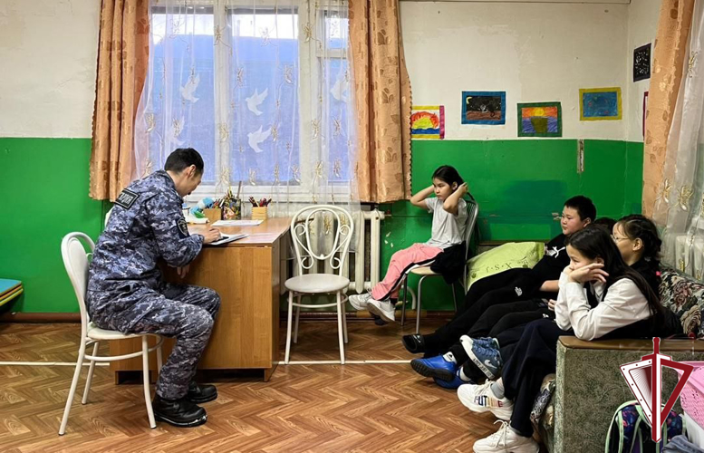 Сотрудник Росгвардии провел урок безопасности для школьников Среднеколымска