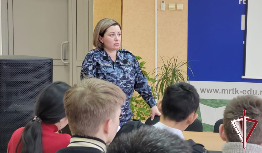 В Мирнинском техническом колледже прошла профориентационная беседа с психологом Росгвардии  