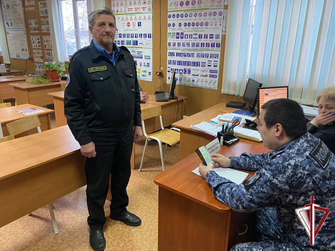 Инспекторы ЦЛРР Росгвардии проверили частных охранников на профпригодность   