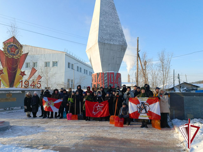 В День неизвестного солдата олекминские росгвардейцы организовали уборку снега на площади Победы  
