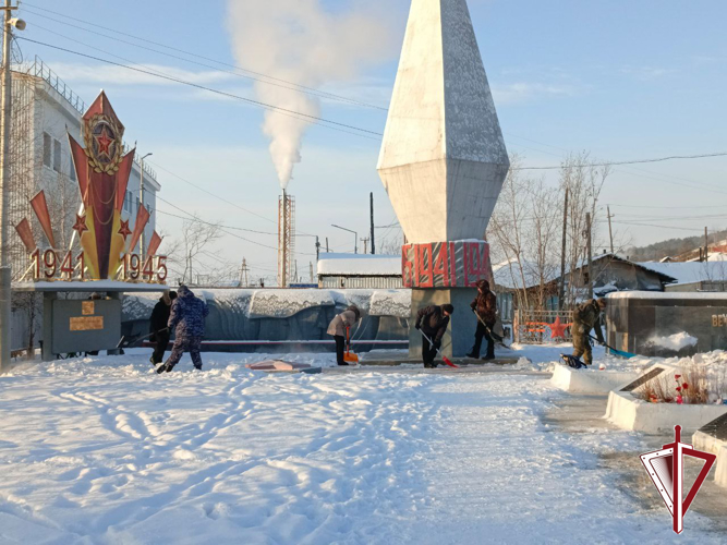 В День неизвестного солдата олекминские росгвардейцы организовали уборку снега на площади Победы  