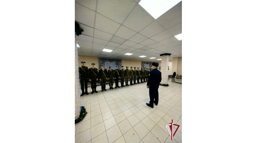 Алданские росгвардейцы поздравили воспитанников "Молодой Якутии" с новогодними праздниками