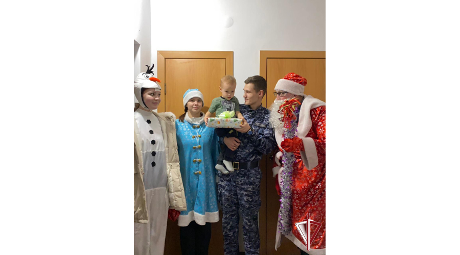 Росгвардейский Дед Мороз, Снегурочка и снеговик поздравили с Новым годом детей в Олекминске   
