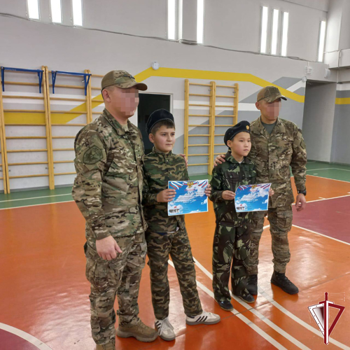 Дед мороз спецназначения ОМОН «Бизон» провел для подшефных классов военизированную эстафету 