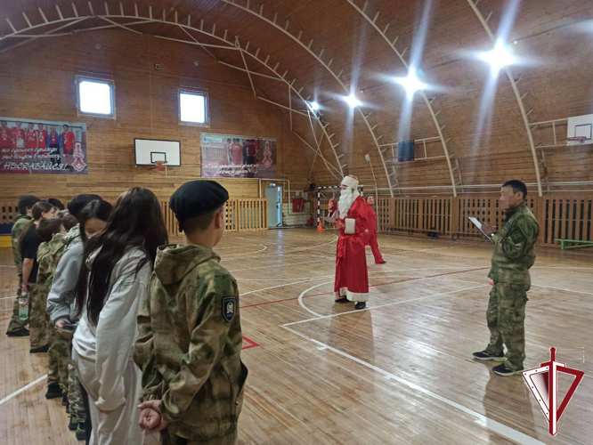 Дед мороз спецназначения ОМОН «Бизон» провел для подшефных классов военизированную эстафету 