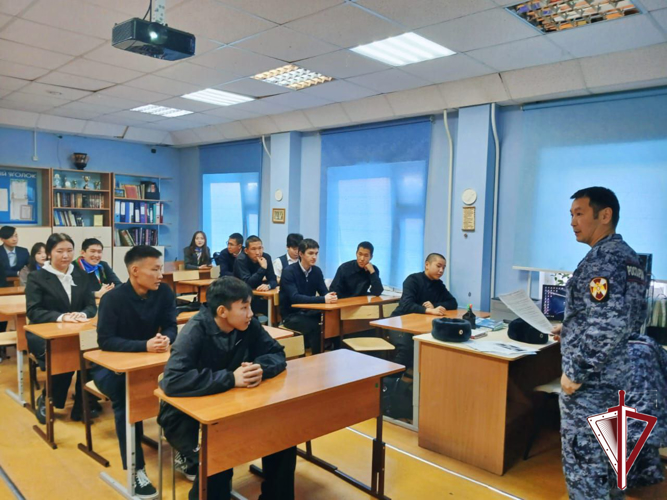 Профориентационный урок по поступлению в ВУЗы Росгвардии прошел в Нижне–Бестяхской школе  