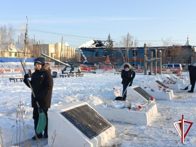 В День неизвестного солдата олекминские росгвардейцы организовали уборку снега на площади Победы  