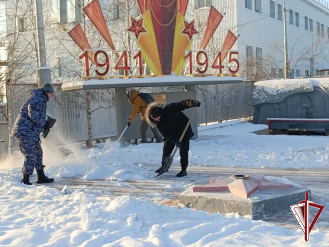 В День неизвестного солдата олекминские росгвардейцы организовали уборку снега на площади Победы  