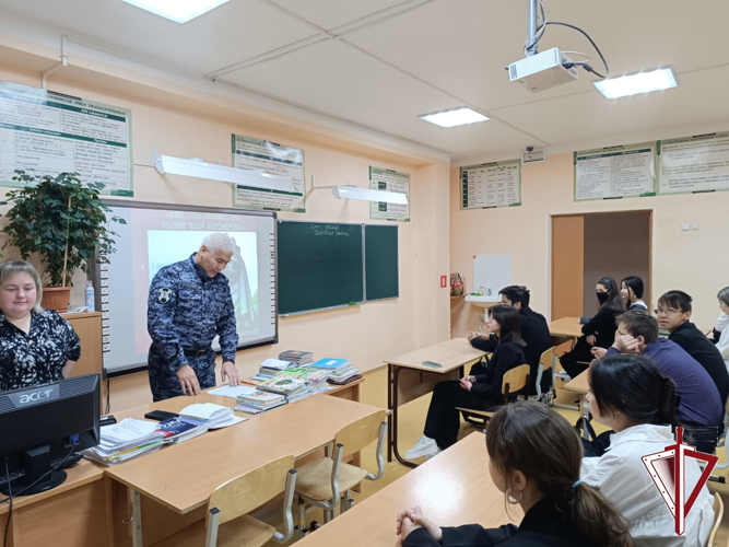 Офицер Росгвардии провел «Урок мужества» для старшеклассников Черской СОШ 