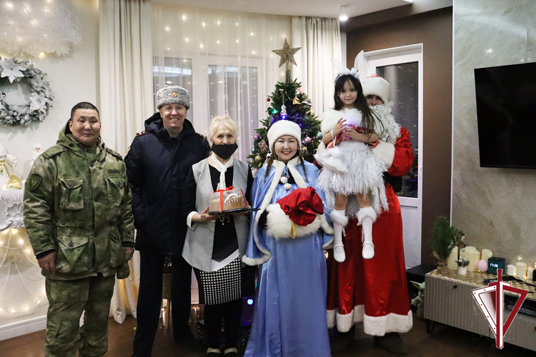 Росгвардейцы поздравили с наступающим Новым годом семьи погибших коллег 