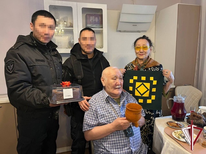 Бойцы ОМОН «Бизон» поздравили с 77-летием первого командира отряда  