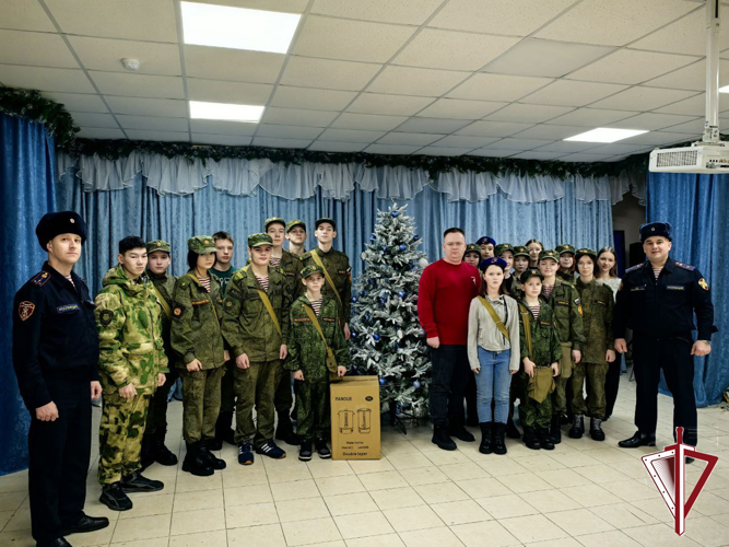 Алданские росгвардейцы поздравили воспитанников "Молодой Якутии" с новогодними праздниками